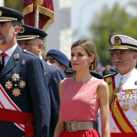 Letizia d'Espagne, très glamour, accompagnait le roi Felipe VI le 14 juillet 2015 à l'Académie générale de l'Air de San Javier, près de Murcie, pour une remise de diplômes aux nouveaux officiers.