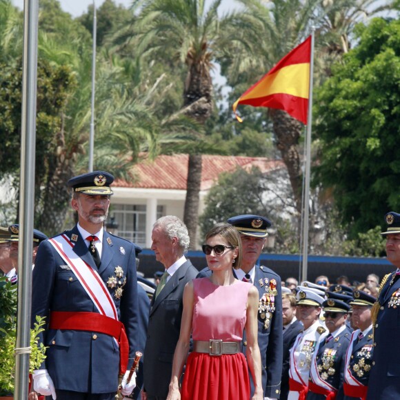 Letizia d'Espagne, très glamour, accompagnait le roi Felipe VI le 14 juillet 2015 à l'Académie générale de l'Air de San Javier, près de Murcie, pour une remise de diplômes aux nouveaux officiers.