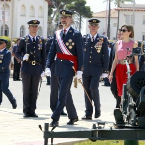 Letizia d'Espagne, très glamour, accompagnait le roi Felipe VI le 14 juillet 2015 à l'Académie générale de l'Air de San Javier, près de Murcie, pour une remise de diplômes aux nouveaux officiers.