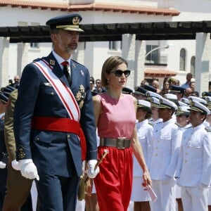 Letizia d'Espagne, très glamour, accompagnait le roi Felipe VI le 14 juillet 2015 à l'Académie générale de l'Air de San Javier, près de Murcie, pour une remise de diplômes aux nouveaux officiers.