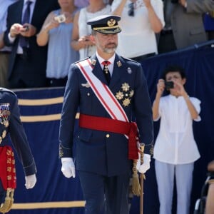 Letizia d'Espagne, très glamour, accompagnait le roi Felipe VI le 14 juillet 2015 à l'Académie générale de l'Air de San Javier, près de Murcie, pour une remise de diplômes aux nouveaux officiers.