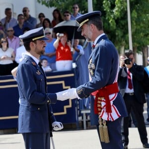 Letizia d'Espagne, très glamour, accompagnait le roi Felipe VI le 14 juillet 2015 à l'Académie générale de l'Air de San Javier, près de Murcie, pour une remise de diplômes aux nouveaux officiers.