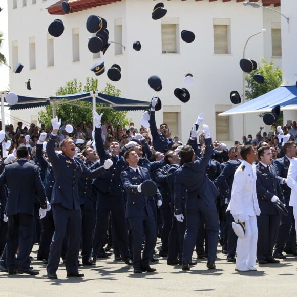 Letizia d'Espagne, très glamour, accompagnait le roi Felipe VI le 14 juillet 2015 à l'Académie générale de l'Air de San Javier, près de Murcie, pour une remise de diplômes aux nouveaux officiers.