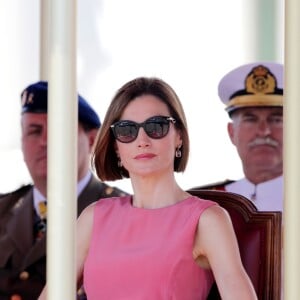 Letizia d'Espagne, extrêmement glamour, accompagnait le roi Felipe VI le 14 juillet 2015 à l'Académie générale de l'Air de San Javier, près de Murcie, pour une remise de diplômes aux nouveaux officiers.