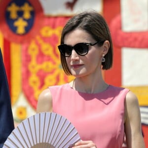 Letizia d'Espagne, extrêmement glamour, accompagnait le roi Felipe VI le 14 juillet 2015 à l'Académie générale de l'Air de San Javier, près de Murcie, pour une remise de diplômes aux nouveaux officiers.