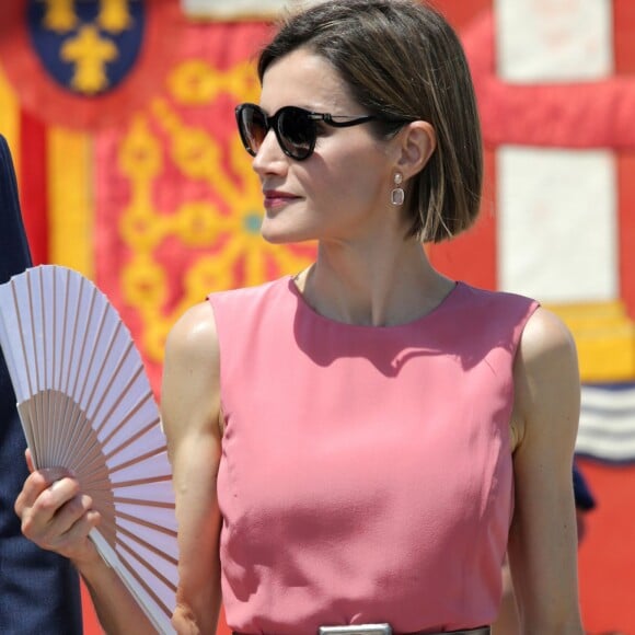 Letizia d'Espagne, extrêmement glamour, accompagnait le roi Felipe VI le 14 juillet 2015 à l'Académie générale de l'Air de San Javier, près de Murcie, pour une remise de diplômes aux nouveaux officiers.