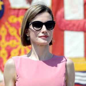 Letizia d'Espagne, extrêmement glamour, accompagnait le roi Felipe VI le 14 juillet 2015 à l'Académie générale de l'Air de San Javier, près de Murcie, pour une remise de diplômes aux nouveaux officiers.