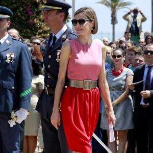 Letizia d'Espagne, extrêmement glamour, accompagnait le roi Felipe VI le 14 juillet 2015 à l'Académie générale de l'Air de San Javier, près de Murcie, pour une remise de diplômes aux nouveaux officiers.