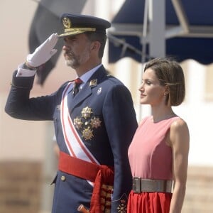 Letizia d'Espagne, très glamour, accompagnait le roi Felipe VI le 14 juillet 2015 à l'Académie générale de l'Air de San Javier, près de Murcie, pour une remise de diplômes aux nouveaux officiers.