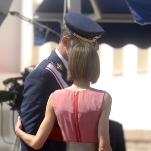 Letizia d'Espagne, très glamour, accompagnait le roi Felipe VI le 14 juillet 2015 à l'Académie générale de l'Air de San Javier, près de Murcie, pour une remise de diplômes aux nouveaux officiers.