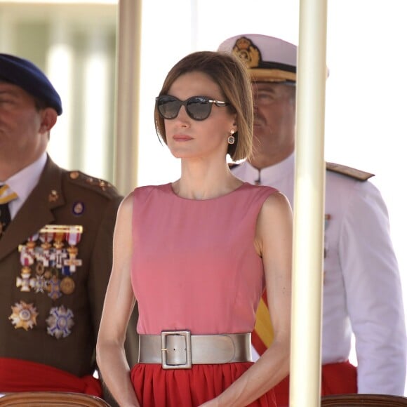 Letizia d'Espagne, extrêmement glamour, accompagnait le roi Felipe VI le 14 juillet 2015 à l'Académie générale de l'Air de San Javier, près de Murcie, pour une remise de diplômes aux nouveaux officiers.