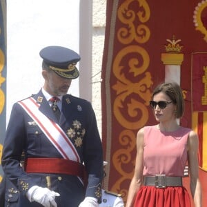 Letizia d'Espagne, très glamour, accompagnait le roi Felipe VI le 14 juillet 2015 à l'Académie générale de l'Air de San Javier, près de Murcie, pour une remise de diplômes aux nouveaux officiers.