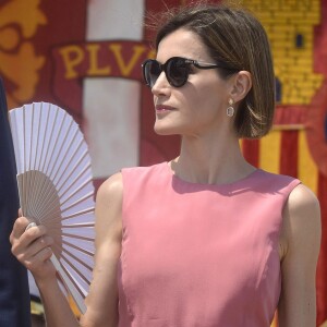 Letizia d'Espagne, très glamour, accompagnait le roi Felipe VI le 14 juillet 2015 à l'Académie générale de l'Air de San Javier, près de Murcie, pour une remise de diplômes aux nouveaux officiers.