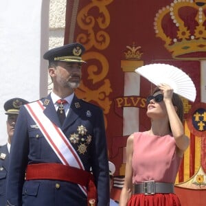 Letizia d'Espagne, très glamour, accompagnait le roi Felipe VI le 14 juillet 2015 à l'Académie générale de l'Air de San Javier, près de Murcie, pour une remise de diplômes aux nouveaux officiers.