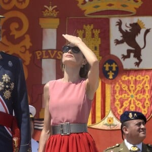 Letizia d'Espagne, extrêmement glamour, accompagnait le roi Felipe VI le 14 juillet 2015 à l'Académie générale de l'Air de San Javier, près de Murcie, pour une remise de diplômes aux nouveaux officiers.