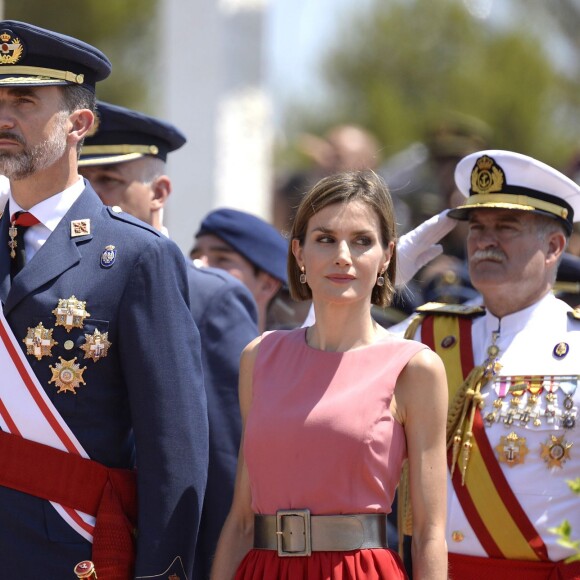 Letizia d'Espagne, très glamour, accompagnait le roi Felipe VI le 14 juillet 2015 à l'Académie générale de l'Air de San Javier, près de Murcie, pour une remise de diplômes aux nouveaux officiers.