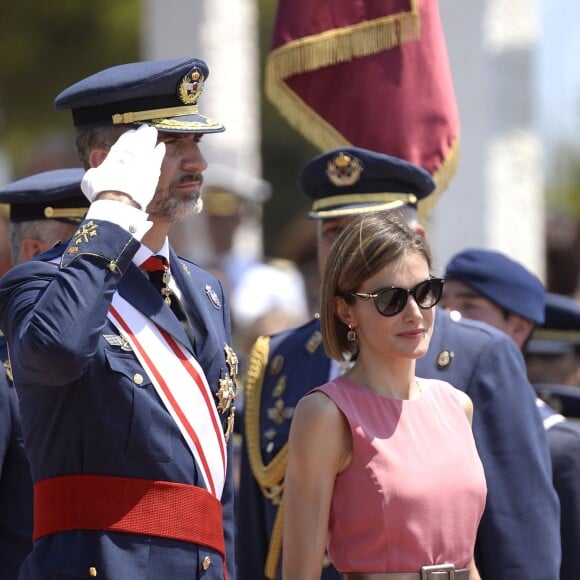 Letizia d'Espagne, très glamour, accompagnait le roi Felipe VI le 14 juillet 2015 à l'Académie générale de l'Air de San Javier, près de Murcie, pour une remise de diplômes aux nouveaux officiers.