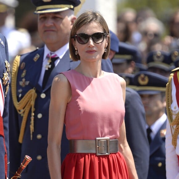 Letizia d'Espagne, très glamour, accompagnait le roi Felipe VI le 14 juillet 2015 à l'Académie générale de l'Air de San Javier, près de Murcie, pour une remise de diplômes aux nouveaux officiers.