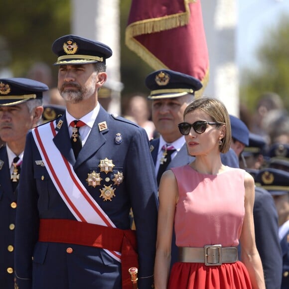 Letizia d'Espagne, très glamour, accompagnait le roi Felipe VI le 14 juillet 2015 à l'Académie générale de l'Air de San Javier, près de Murcie, pour une remise de diplômes aux nouveaux officiers.