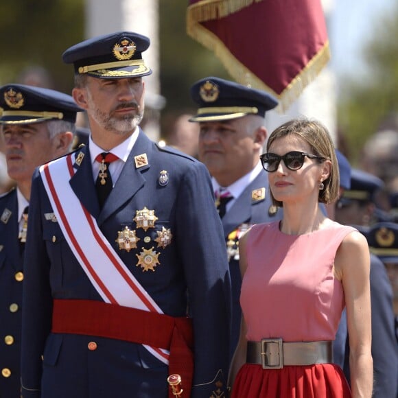 Letizia d'Espagne, très glamour, accompagnait le roi Felipe VI le 14 juillet 2015 à l'Académie générale de l'Air de San Javier, près de Murcie, pour une remise de diplômes aux nouveaux officiers.