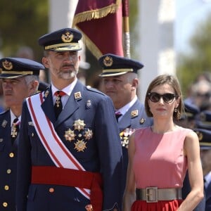 Letizia d'Espagne, très glamour, accompagnait le roi Felipe VI le 14 juillet 2015 à l'Académie générale de l'Air de San Javier, près de Murcie, pour une remise de diplômes aux nouveaux officiers.