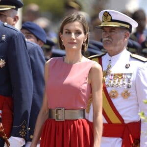 Letizia d'Espagne, très glamour, accompagnait le roi Felipe VI le 14 juillet 2015 à l'Académie générale de l'Air de San Javier, près de Murcie, pour une remise de diplômes aux nouveaux officiers.