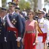 Letizia d'Espagne, très glamour, accompagnait le roi Felipe VI le 14 juillet 2015 à l'Académie générale de l'Air de San Javier, près de Murcie, pour une remise de diplômes aux nouveaux officiers.