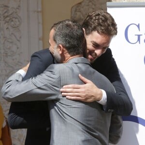 Le roi Felipe VI d'Espagne avait le plaisir de décerner le 15 juillet 2015 au basketteur Pau Gasol le troisième prix Camino Real, au cours d'une cérémonie à l'Université d'Alcala de Henares, non loin de Madrid.