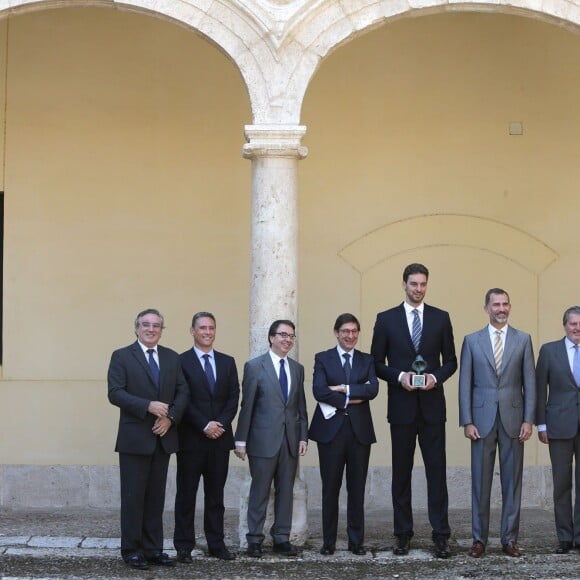 Le roi Felipe VI d'Espagne avait le plaisir de décerner le 15 juillet 2015 au basketteur Pau Gasol le troisième prix Camino Real, au cours d'une cérémonie à l'Université d'Alcala de Henares, non loin de Madrid.