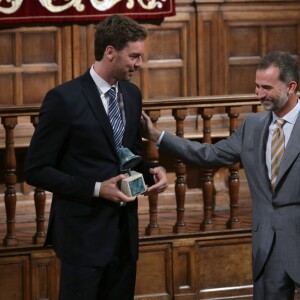 Le roi Felipe VI d'Espagne avait le plaisir de décerner le 15 juillet 2015 au basketteur Pau Gasol le troisième prix Camino Real, au cours d'une cérémonie à l'Université d'Alcala de Henares, non loin de Madrid.