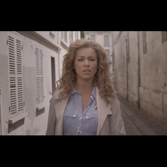 Chimène Badi dans le clip Elle vit, extrait de son album Au-delà des maux (2015)