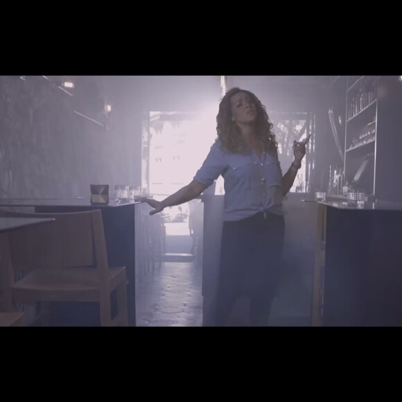 Chimène Badi dans le clip Elle vit, extrait de son album Au-delà des maux (2015)