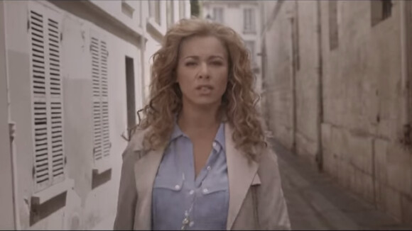 Chimène Badi dévoile le clip Elle vit, chanson extraite de son album Au-delà des maux (2015)
