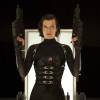 Milla Jovovich dans le costume d'Alice pour Resident Evil.