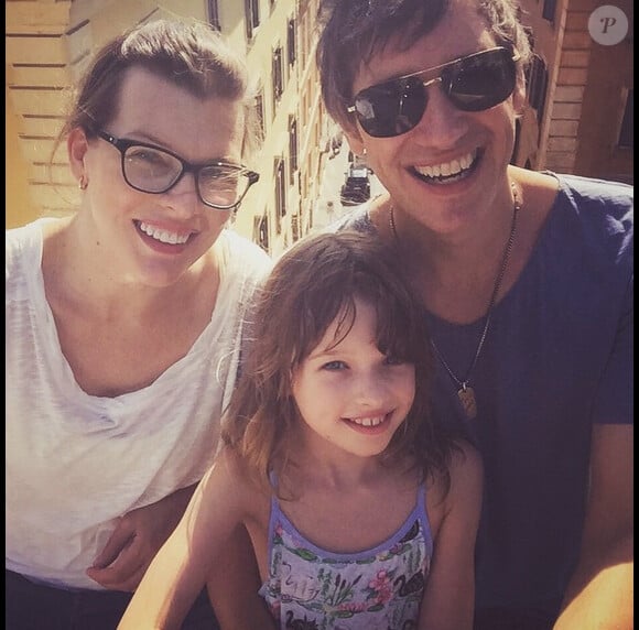Milla Jovovich avec sa fille Ever et son mari Paul W.S. Anderson à Rome (photo postée le 18 juin 2015)