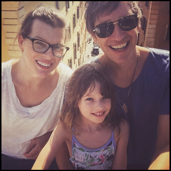 Milla Jovovich avec sa fille Ever et son mari Paul W.S. Anderson à Rome (photo postée le 18 juin 2015)