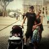 Milla Jovovich avec ses deux enfants et son mari à Rome (photo postée le 17 juin 2015)