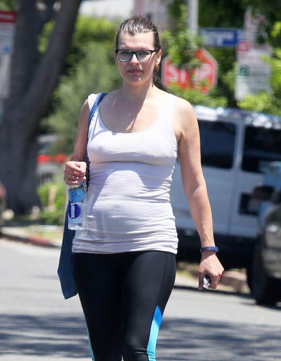 Exclusif - Milla Jovovich à la sortie de son cours de gym à West Hollywood, le 10 juillet 2015 