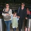Milla Jovovich, son mari et leurs deux filles Ever et Dashiel arrivent à l'aéroport de LAX à Los Angeles, le 19 juin 2015. 