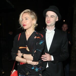 Sienna Miller et son fiancé Tom Sturridge se rendent à une fête au "Buffalo Theatre" à Londres, le 27 avril 2015