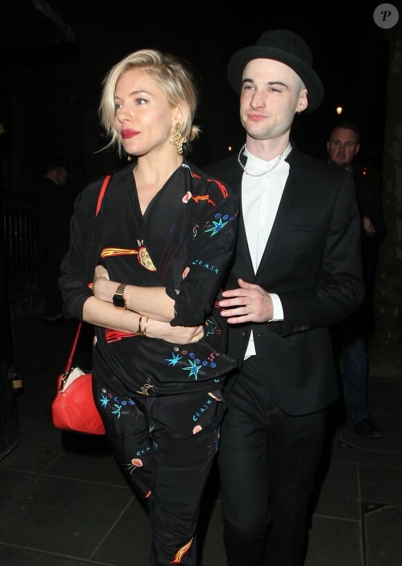 Sienna Miller et son fiancé Tom Sturridge se rendent à une fête au "Buffalo Theatre" à Londres, le 27 avril 2015