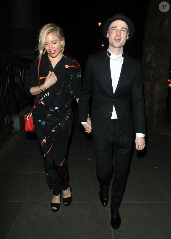 Sienna Miller et son fiancé Tom Sturridge se rendent à une fête au "Buffalo Theatre" à Londres, le 27 avril 2015.