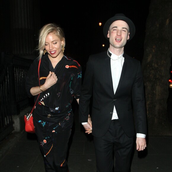 Sienna Miller et son fiancé Tom Sturridge se rendent à une fête au "Buffalo Theatre" à Londres, le 27 avril 2015.