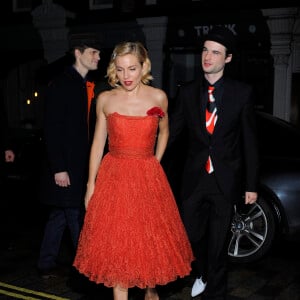 Sienna Miller et Tom Sturridge à Londres le 29 octobre 2014. 