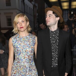 Sienna Miller et son fiancé Tom Sturridge à Londres le 5 octobre 2014.