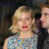 Sienna Miller et son fiancé Tom Sturridge - Première du film "Effie Gray" à Londres le 5 octobre 2014.