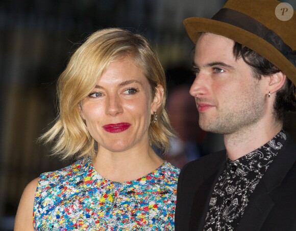 Sienna Miller et son fiancé Tom Sturridge - Première du film "Effie Gray" à Londres le 5 octobre 2014.