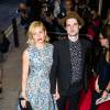 Sienna Miller et son fiancé Tom Sturridge - Première du film "Effie Gray" à Londres le 5 octobre 2014. 