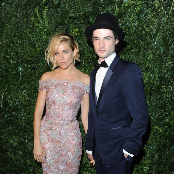 Sienna Miller et Tom Sturridge à Londres le 30 novembre 2014.