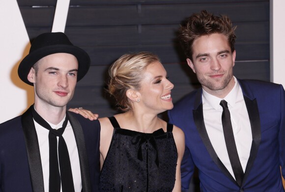 Tom Sturridge, Sienna Miller et Robert Pattinson à la Vanity Fair Oscar Party à Beverly Hills, Los Angeles, le 22 février 2015.